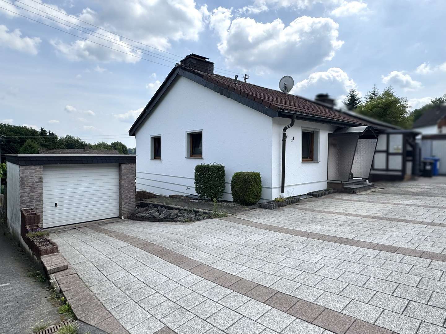 Außenansicht Außenansicht - Zwangsversteigerung Doppelhaushälfte in 56594 Willroth mit 99m² kaufen