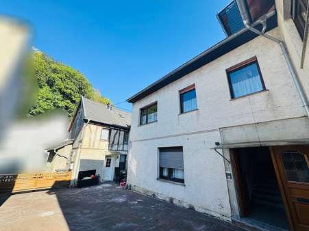 Hausansicht Rückseite Vorderhaus und Hof Hausansicht Rückseite Vorderhaus und Hof - Zweifamilienhaus in 56566 Neuwied mit 210m² kaufen