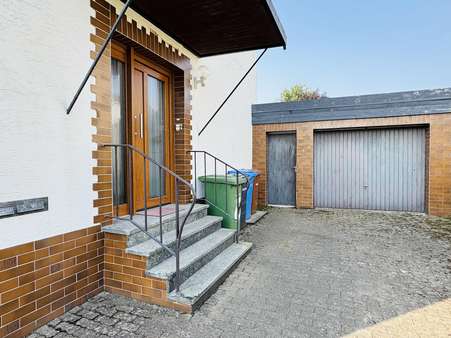 Hauseingang und Garage - Zweifamilienhaus in 56567 Neuwied mit 116m² kaufen