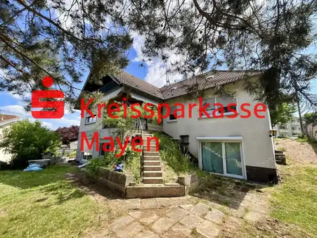Große Maisonettewohnung incl. Terrasse, Garten , Garage und Carport.