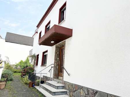 Hofansicht - Einfamilienhaus in 56220 Urmitz mit 147m² kaufen