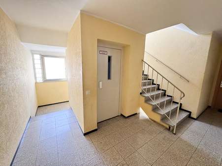 Treppenhaus - Erdgeschosswohnung in 56626 Andernach mit 56m² kaufen