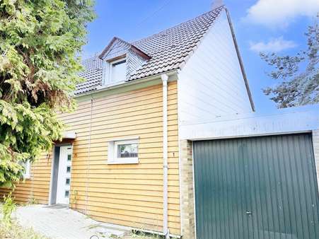 Frontansicht m Garage - Einfamilienhaus in 56727 Mayen mit 100m² kaufen