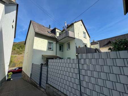 Hofansicht Hofansicht - Mehrfamilienhaus in 56332 Löf mit 205m² kaufen