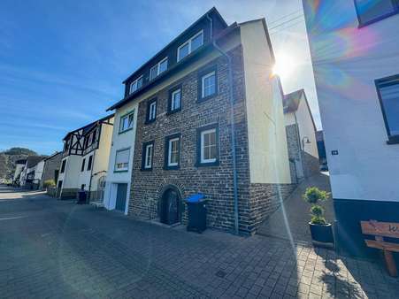 Straßenansicht Straßenansicht - Mehrfamilienhaus in 56332 Löf mit 205m² kaufen