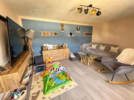 Wohnzimmer - Doppelhaushälfte in 56626 Andernach mit 108m² kaufen