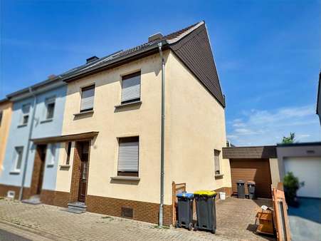 Außenansicht Außenansicht - Reihenendhaus in 56626 Andernach mit 120m² kaufen