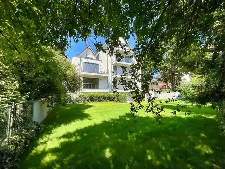  Blick ins Grüne und Rheinpromenade gegenüber.