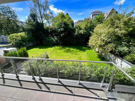  Blick ins Grüne und Rheinpromenade gegenüber.