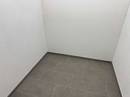 Flur mit Abstellnische - Etagenwohnung in 56626 Andernach mit 71m² kaufen