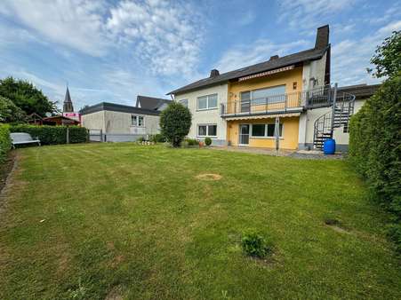 Rückansicht Rückansicht - Zweifamilienhaus in 56729 Kehrig mit 268m² kaufen