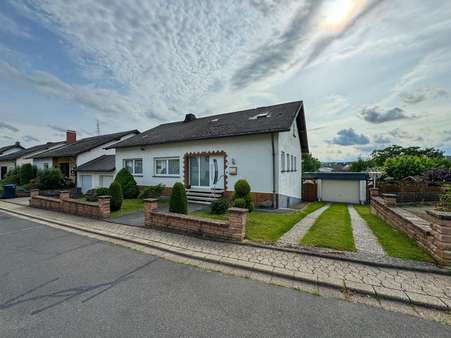 Vorderansicht Vorderansicht - Zweifamilienhaus in 56729 Kehrig mit 268m² kaufen