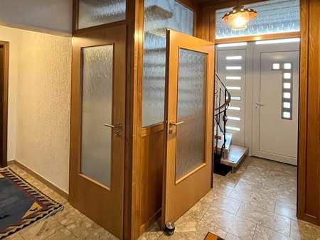 Flur EG zum Hauseingang Flur EG zum Hauseingang - Zweifamilienhaus in 56751 Polch mit 211m² kaufen