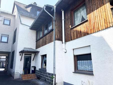 Rückansicht Einfahrt Rückansicht Einfahrt - Einfamilienhaus in 56727 Mayen mit 185m² kaufen