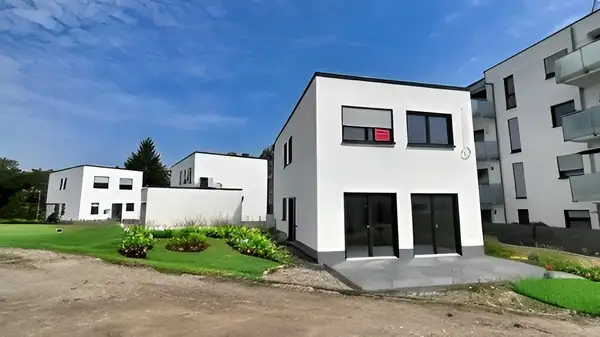 Neubau. KfW 55. Massiv erbautes Einfamilienhaus in Ortsrandlage.