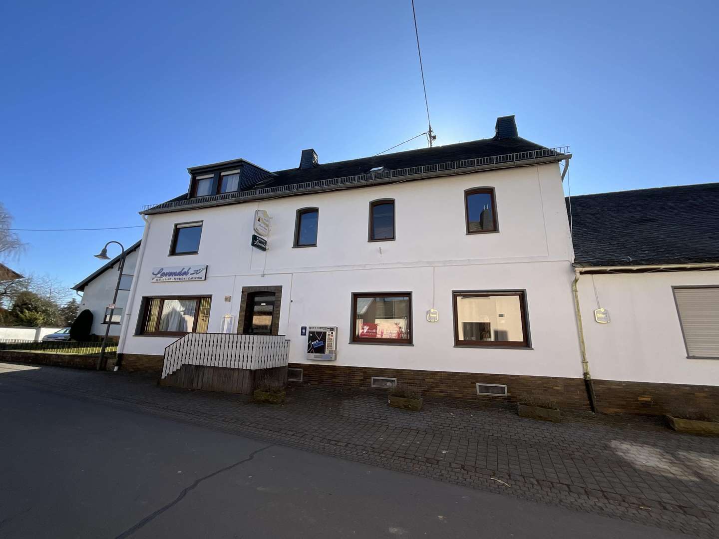 Gasthaus / Pension / Fremdenzimmer mit Saal und Nebengebäude