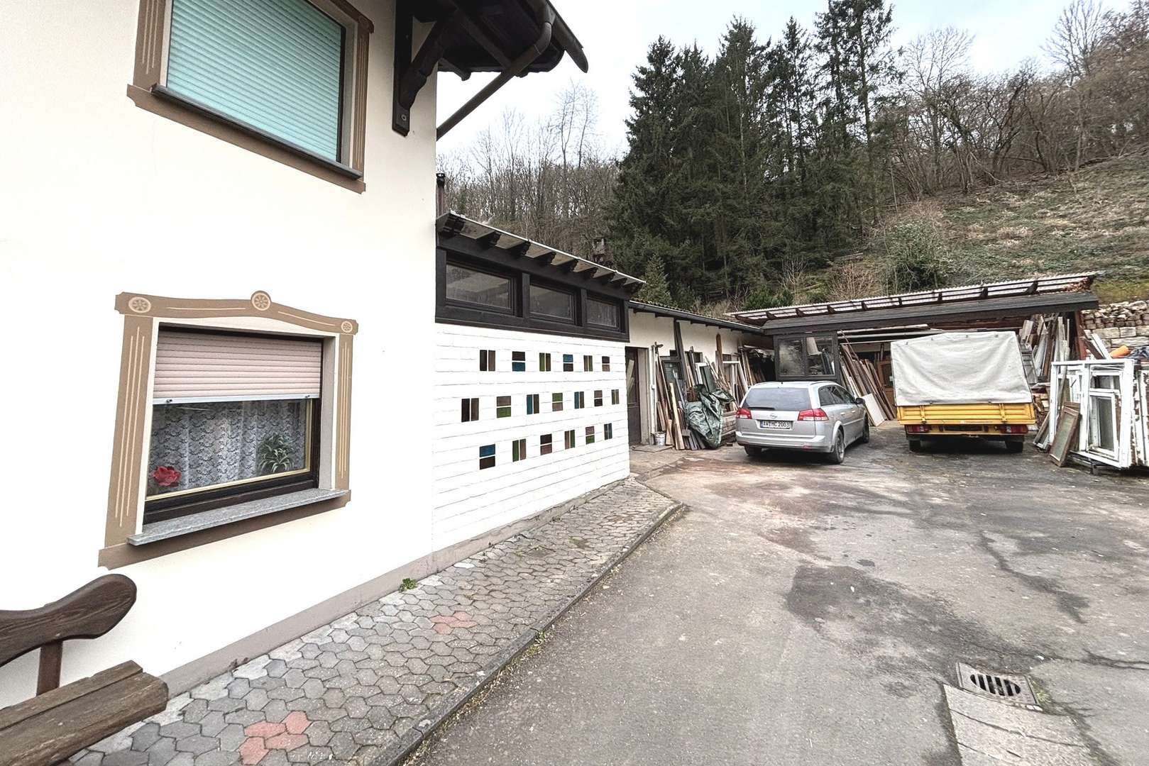 Vielseitig nutzbares Zweifamilienhaus mit zusätzlicher Gewerbeeinheit in Altenahr