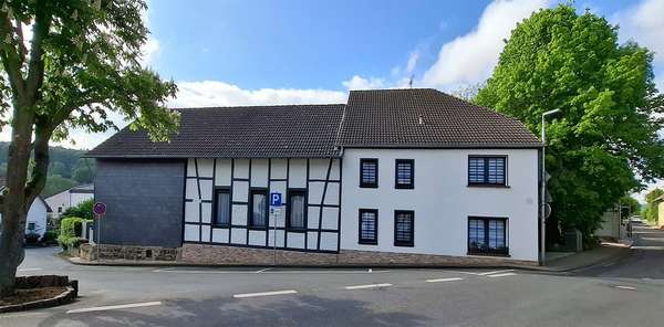 Zweifamilienhaus in 53501 Grafschaft mit 256m² kaufen