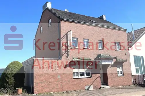 Sanierungsbedürftiges Wohn- und Geschäftshaus mit großem Grundstück in Euskirchen-Wißkirchen