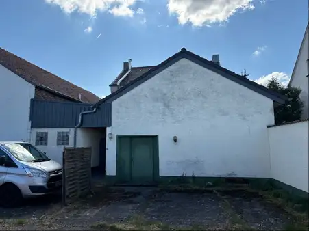 Sanierungsbedürftiges Wohn- und Geschäftshaus mit großem Grundstück in Euskirchen-Wißkirchen