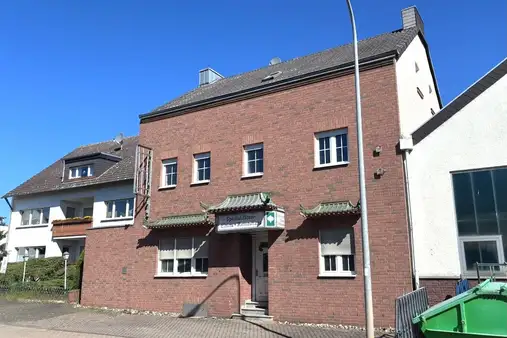 Sanierungsbedürftiges Wohn- und Geschäftshaus mit großem Grundstück in Euskirchen-Wißkirchen