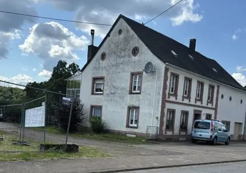 Zwangsversteigerung EFH sowie Wiesengrundstücke in Wadern, 160.190 Euro 