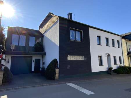 Außenansicht mit Garage Außenansicht mit Garage - Reihenendhaus in 54459 Wiltingen mit 166m² kaufen