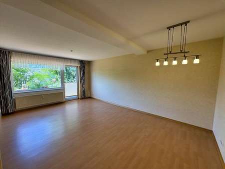 Wohnzimmer mit Zugang zur Terrasse - Erdgeschosswohnung in 54294 Trier mit 94m² kaufen