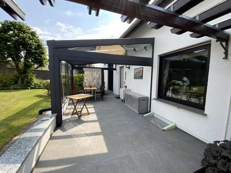Blick in den Wintergarten - Einfamilienhaus in 54317 Gusterath mit 157m² kaufen