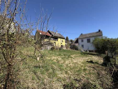 Außenansicht Gartenseite links - Grundstück in 54298 Aach mit 809m² kaufen