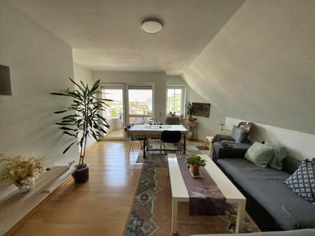 Wohnzimmer Richtung Balkon - Dachgeschosswohnung in 54329 Konz mit 40m² als Kapitalanlage kaufen