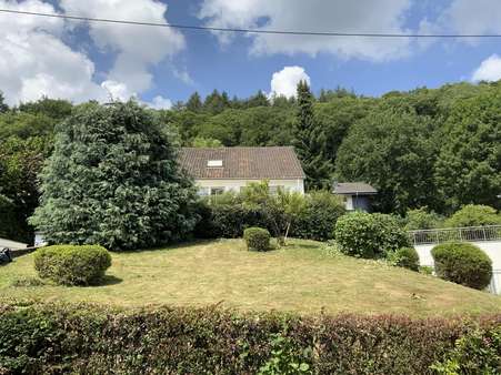 Garten vor dem Haus/ Ansicht von Straße Garten vor dem Haus/ Ansicht von Straße - Einfamilienhaus in 54293 Trier mit 232m² kaufen