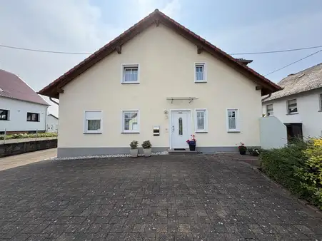 Einziehen und Wohlfühlen! Freistehendes Einfamilienhaus in Zemmer! 