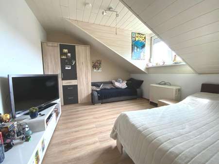 Schlafzimmer - Dachgeschosswohnung in 54329 Konz mit 96m² kaufen