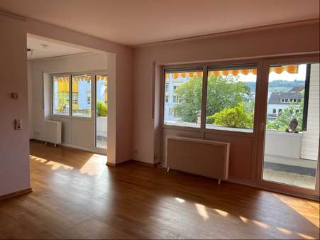 Wohnzimmer mit Balkon - Maisonette-Wohnung in 54292 Trier mit 160m² kaufen