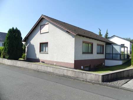 Seitenansicht rechts - Einfamilienhaus in 54634 Bitburg mit 113m² kaufen