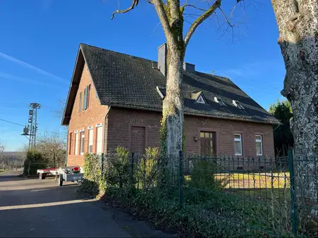 Freistehendes Zwei- bis Dreifamilienhaus mit Potential
