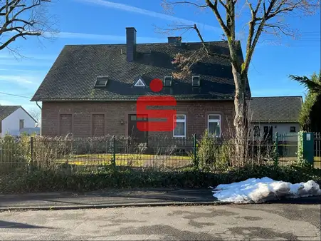 Freistehendes Zwei- bis Dreifamilienhaus mit Potential