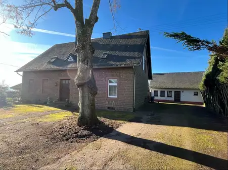 Freistehendes Zwei- bis Dreifamilienhaus mit Potential