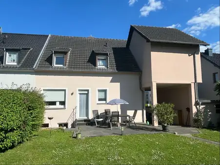 Familienfreundliches Einfamilienhaus mit Garten und Garage