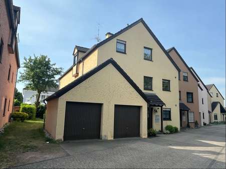 Vorder- / Seitenansicht - Dachgeschosswohnung in 54634 Bitburg mit 62m² kaufen