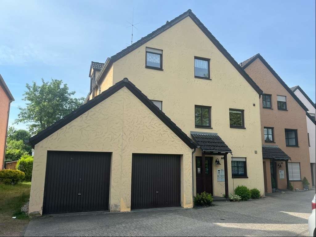 Vorder / Seitenansicht - Dachgeschosswohnung in 54634 Bitburg mit 62m² kaufen