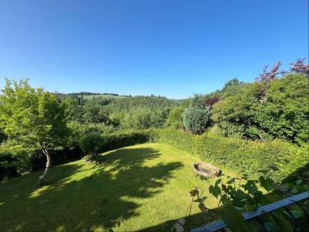 Blick in den Garten vom Balkon - Einfamilienhaus in 54673 Neuerburg mit 178m² kaufen