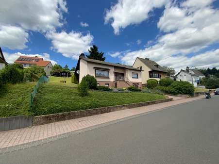 Straßenansicht - Einfamilienhaus in 54595 Prüm mit 99m² kaufen