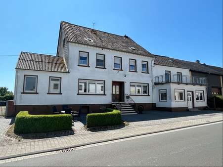 Straßenansicht Straßenansicht - Einfamilienhaus in 54689 Dahnen mit 258m² kaufen
