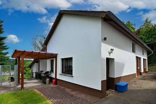 Nebengebäude / Terrasse - Einfamilienhaus in 54675 Utscheid mit 180m² kaufen
