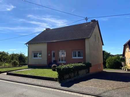 Straßenansicht - Einfamilienhaus in 54649 Oberpierscheid mit 165m² kaufen