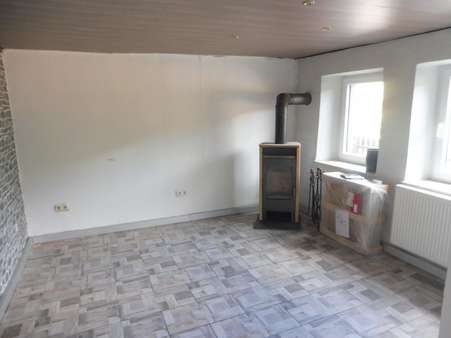 Wohnzimmer mit Kaminofen EG - Einfamilienhaus in 54574 Birresborn mit 130m² kaufen