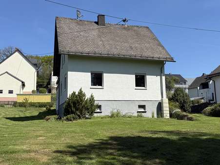 Seitenansicht - Einfamilienhaus in 56766 Berenbach mit 115m² kaufen