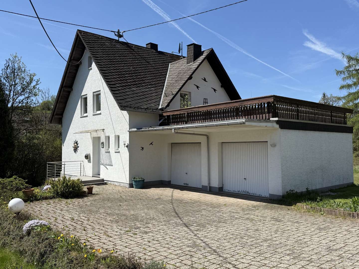 Vorderansicht mit Doppelgarage - Einfamilienhaus in 56766 Berenbach mit 115m² kaufen